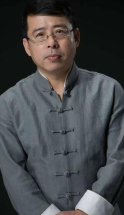 “中国就该向全世界鞠躬，说句‘对不起’！”四年前公开叫嚣这句话的央视主持人阿丘，