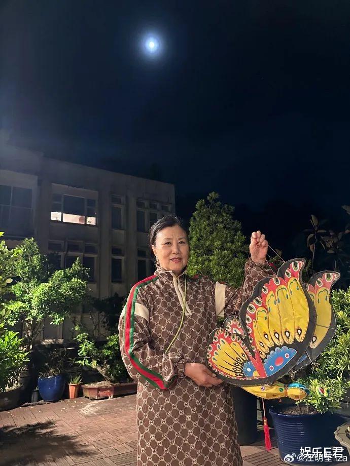 汪明荃与罗家英过中秋,穿拖鞋配GUCCI情侣装,被网友嘲讽太俗气(罗家英和汪明荃的爱情故事)-第3张图片-九妖电影 汪明荃与罗家英过中秋,穿拖鞋配GUCCI情侣装,被网友嘲讽太俗气(罗家英和汪明荃的爱情故事)-第3张图片-九妖电影