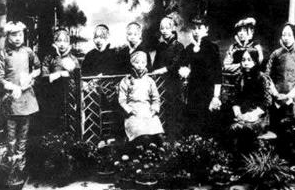 1900年，八国联军侵华，一群德国士兵闯进八大胡同，闯入了一名女子的房子，就在这