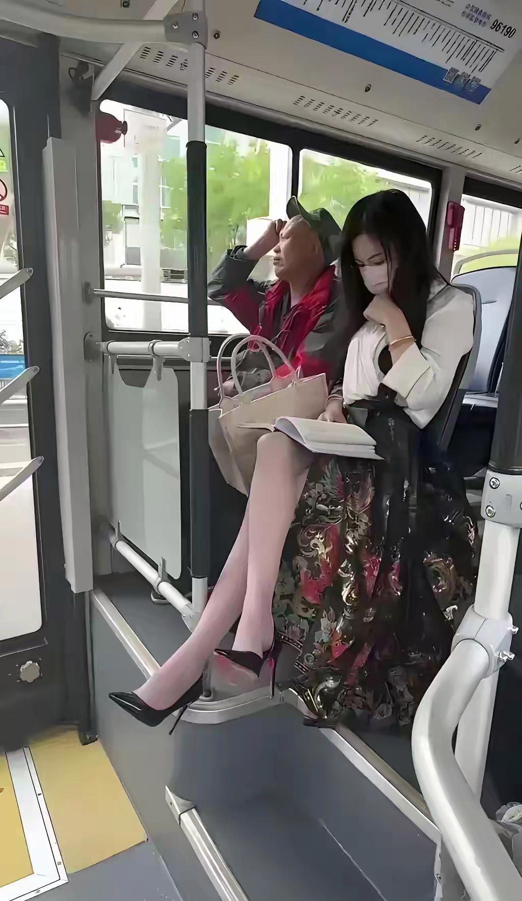 坐公车的时候，快要下车了，旁边的大爷突然说：“姑娘，你的裙子跟高跟鞋从哪里买的，