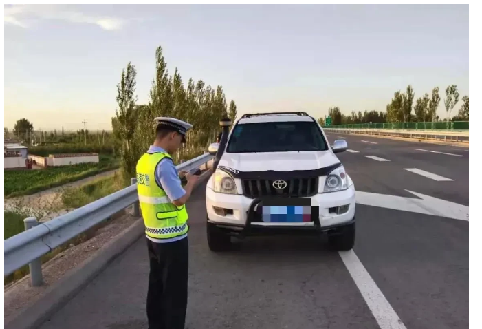 广东揭阳，一男子驾驶机动车行驶在高速路上时，因实在太困了，怕影响行车安全，临时将
