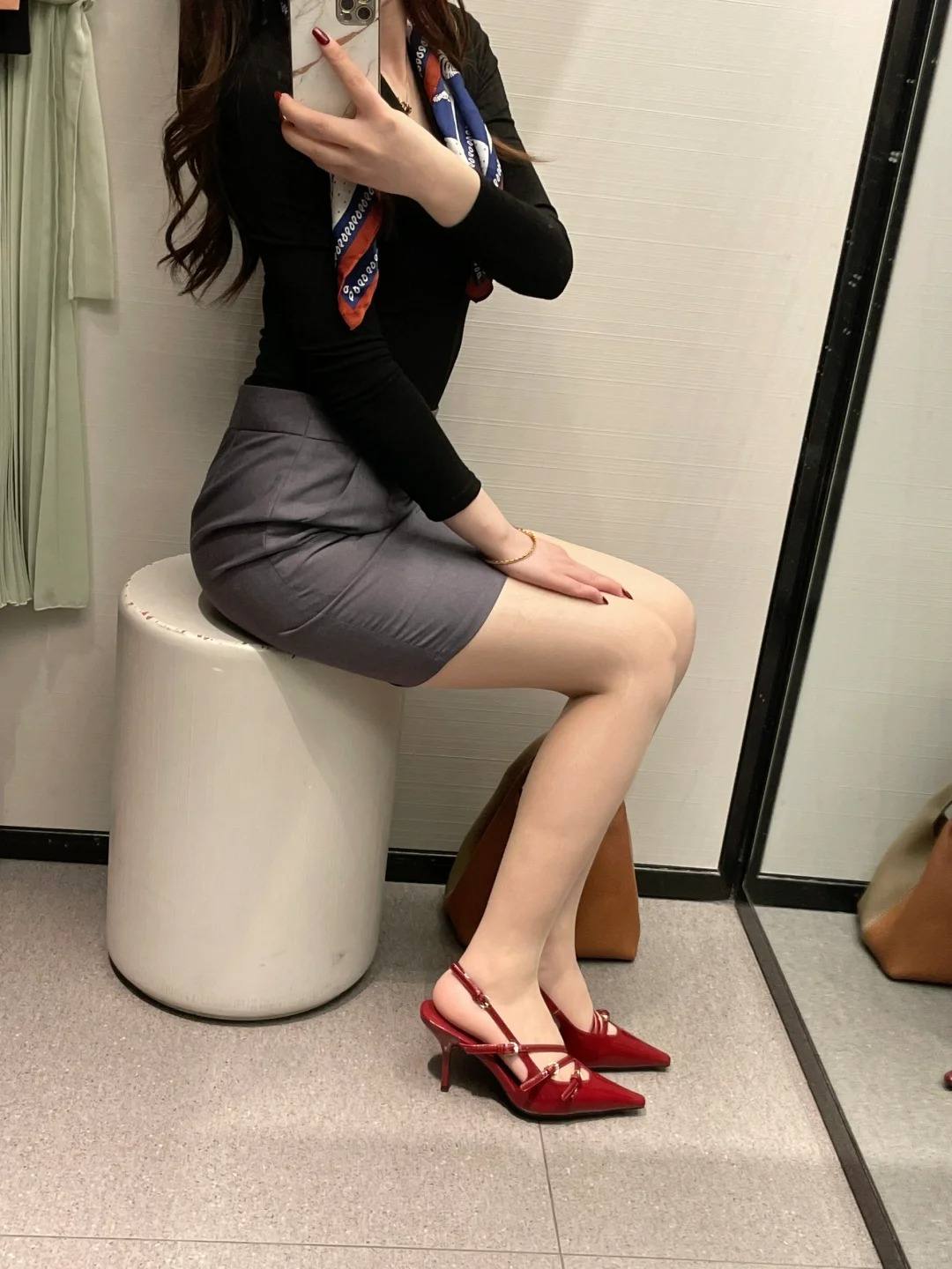 职业装搭配红鞋可还行？
今年好喜欢红色鞋子呀，有同款吗