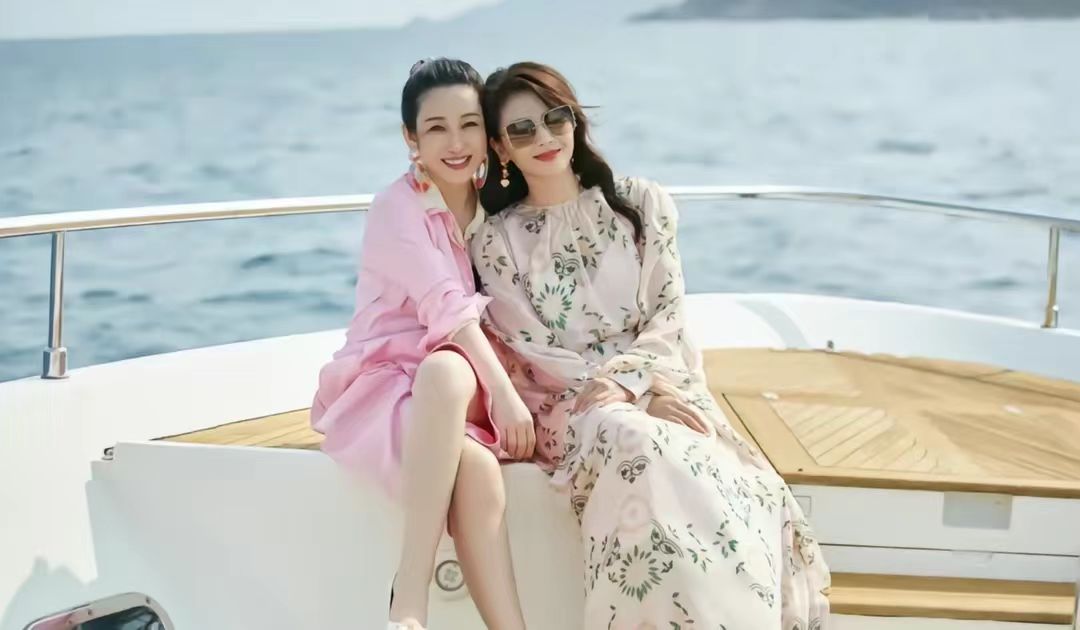 秦海璐和刘涛，都是娱乐圈里的气质女强人，不过两个人的风格是截然不同的。秦海璐更有