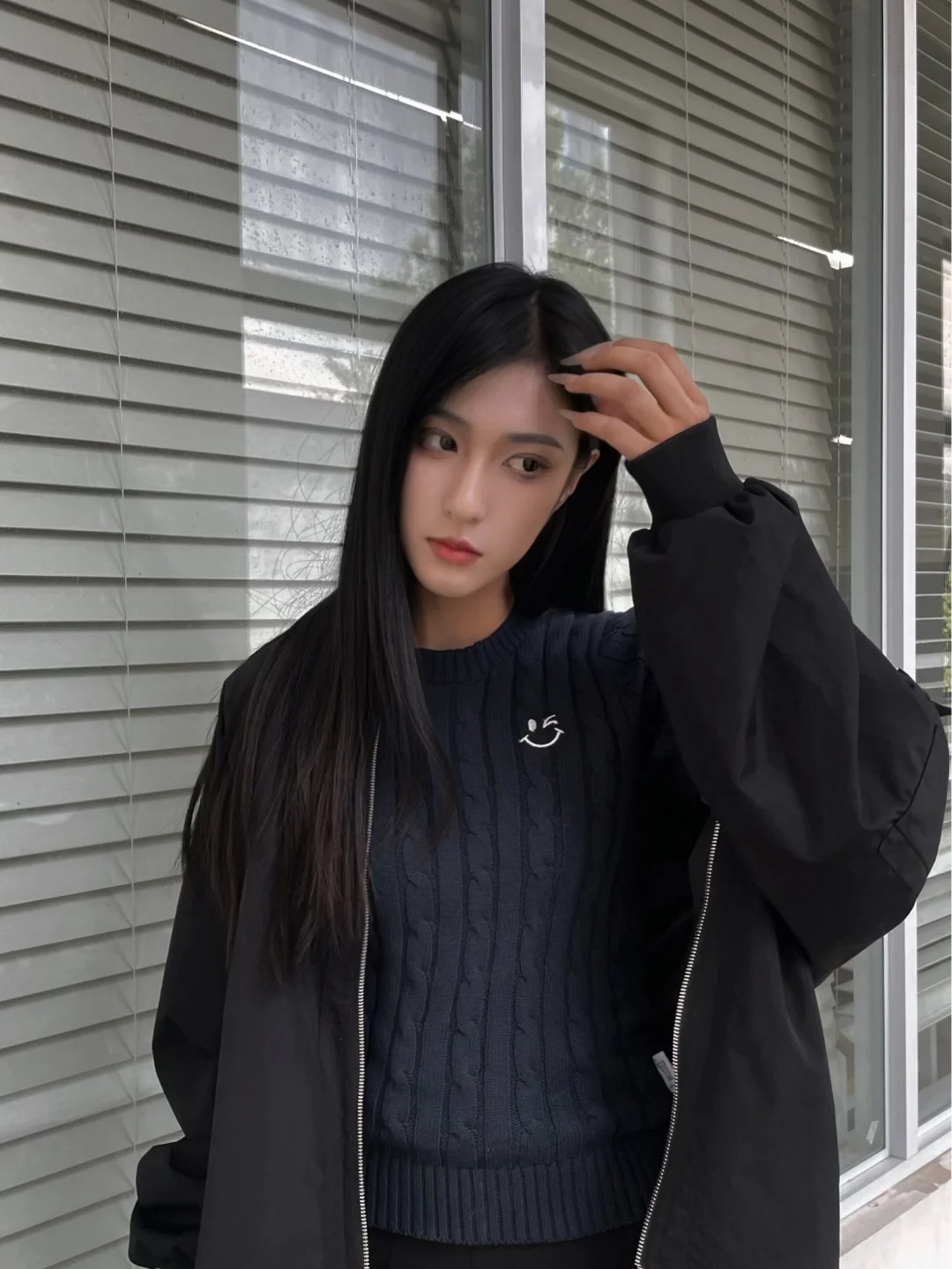 上班穿搭=？
一件舒适的上衣+一件方便的裙子+一件能防晒的外套。。。。。。