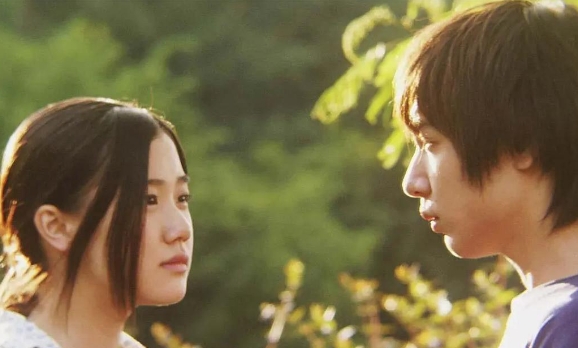 苍井优近照来了，虽然皮肤蜡黄，但绝对是原生态美女，变化不大。很早之前看过她的电影