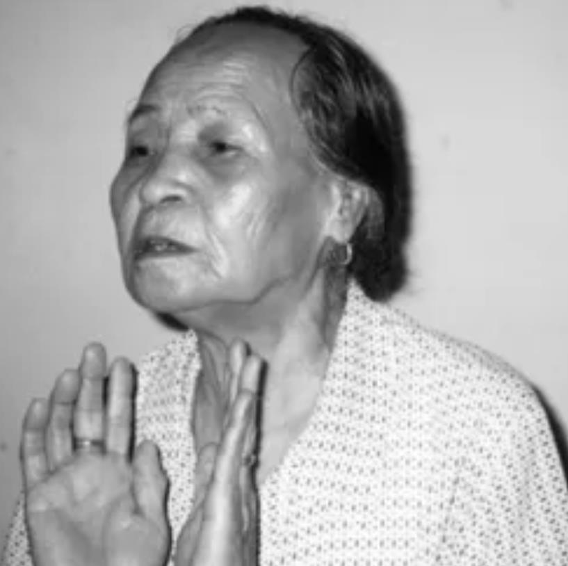1944年，日军将一个光着身子的女孩扔到了河边，临走时还不忘踢几脚。忽然，一条狼
