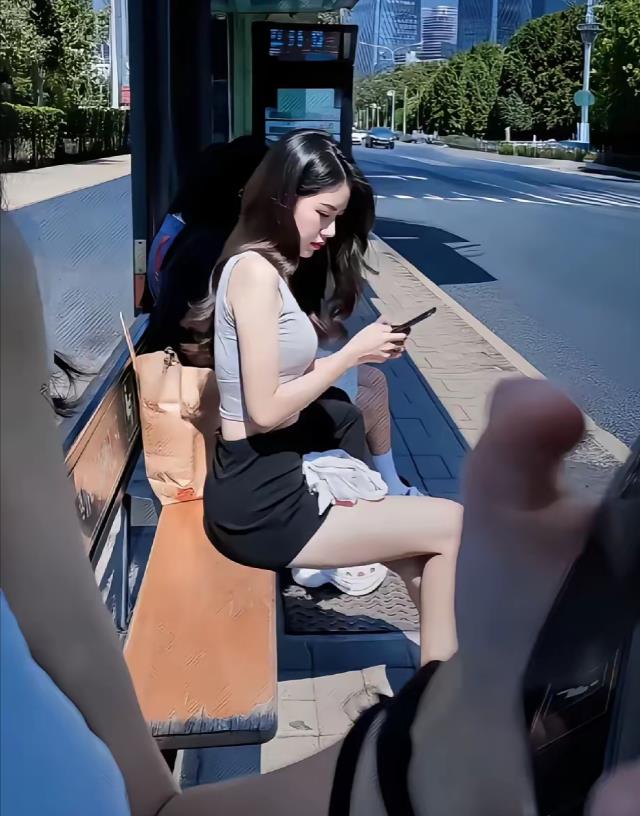 等公交车遇见一位好看的小姐姐！