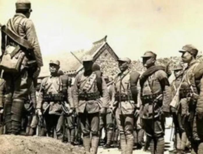 1938年，台儿庄战役，16岁的“狼兵”韦容松正在巡逻，途中，他碰到了由6名日军