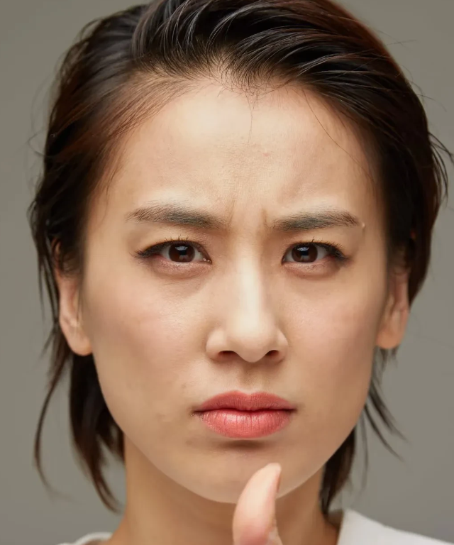 黄圣依生的不能再生的图。

眼角的细纹和黑眼圈，额头的痘痘，脖子上的颈纹看的一清