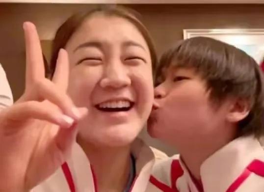 果然还是全红婵最爱梦姐！
2月21日，陈梦更新了最新动态，基本就是美照与美食，全