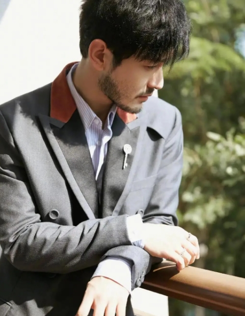 这事儿啊，真不是李庚希的错，是金鸡奖有问题。
你知道吗？金鸡奖历史上唯一一个两次