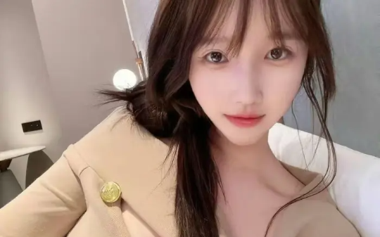 身为实习生的我们每天加班加点工作，女主管却不管我们的死活每天在办公室舔领导。