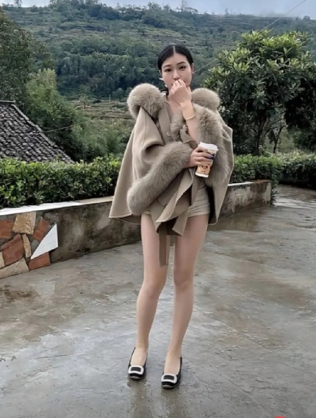 美丽冻人，是自我表达还是跟风折腾？ 当下流行的穿搭风格多样，像这种看似“反季节”