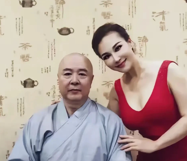 徐少华，唐僧的扮演者，如今也老了。他穿着和尚服，依旧胖墩墩的，一脸和善，就像庙里