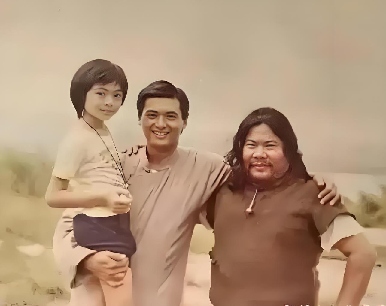 原来樊少皇也是星二代，那是1982年樊少皇被周润发抱起，, 樊梅生和周润发还搭着