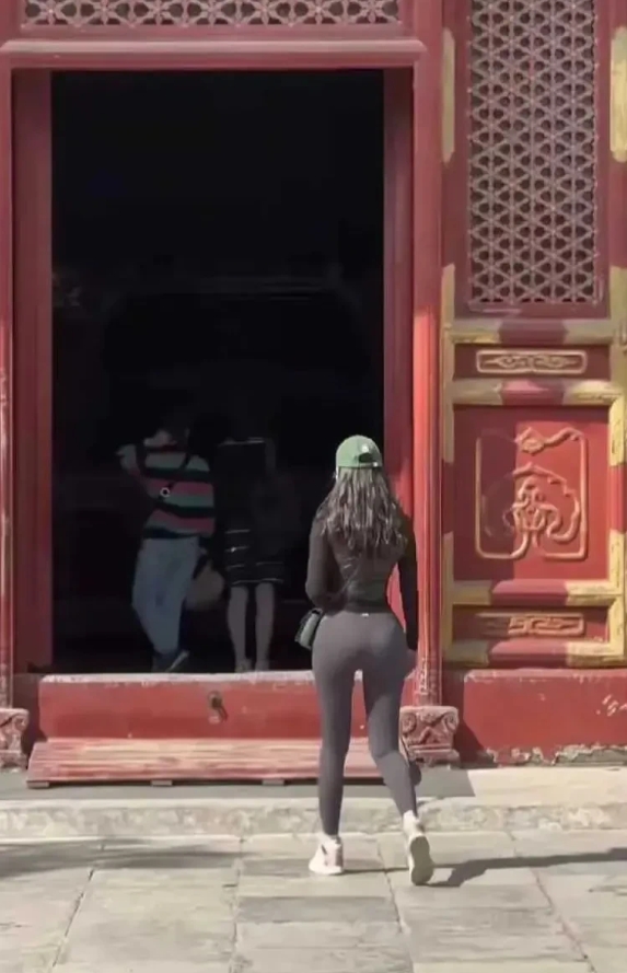 你看了这背影，还需要再考虑长相吗？