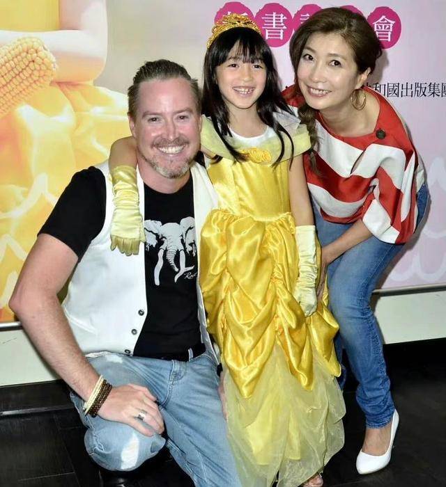 #黄嘉千称夏天被夏克立家暴#还记得在《爸爸去哪儿》里，那个可爱的小女生夏天吗？多