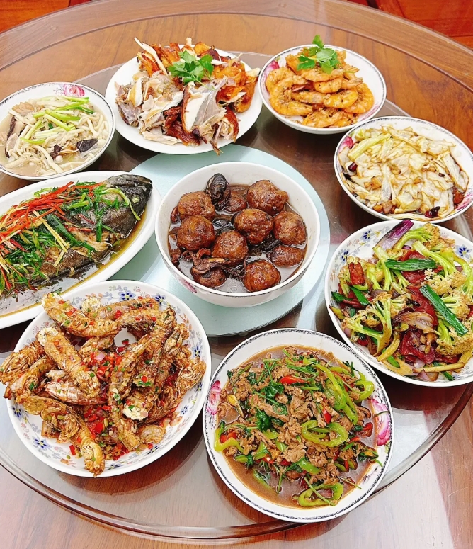 奶奶在我家住，每年我堂哥都是大年初二来拜年。今年奶奶说去饭店吃团圆饭，我没赞同。
