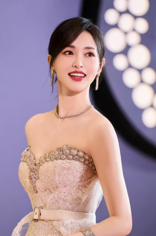 刘亦菲和唐嫣：演艺圈中闪耀的汪小姐