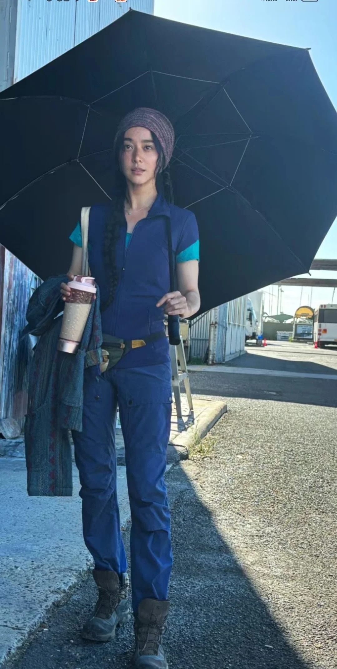 不敢相信这是范冰冰！！！
范冰冰上半身紧身T，裤子也是同色系紧身裤，脸上和身材完