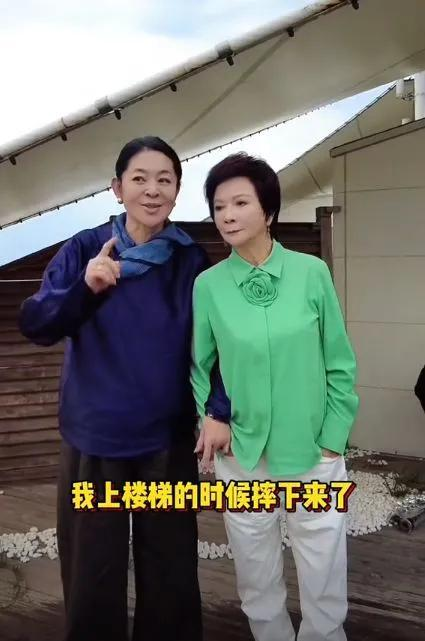 倪萍跟蔡明说，几个月前她上楼梯时不小心摔了一跤，结果腿断了。蔡明听后十分惊讶，直