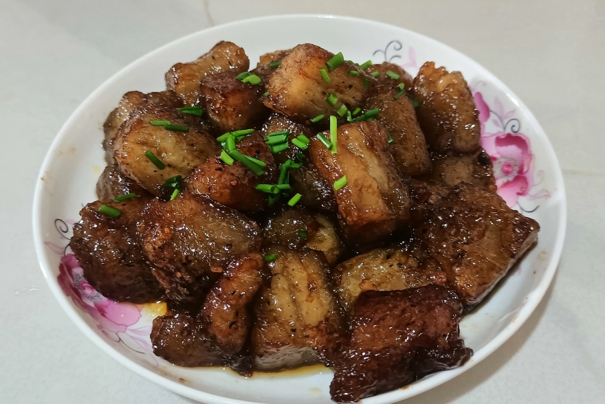 中午，弄了个苕粉肉。这算是老家的一道土菜了。这道菜有其名，却是无其实的，是道素菜