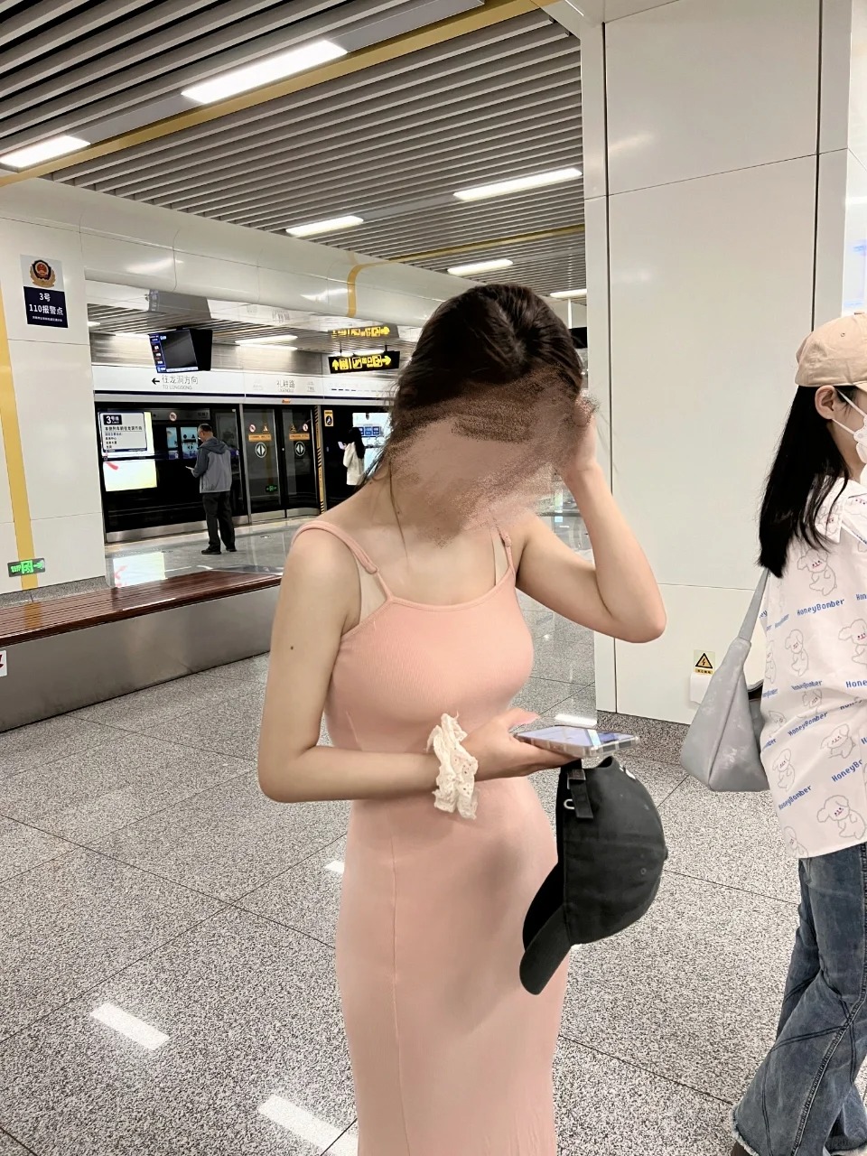 真无语，谁说肩带自由的…
到底谁会这样穿出门啊…都说肩带自由，我今天自由了一把，