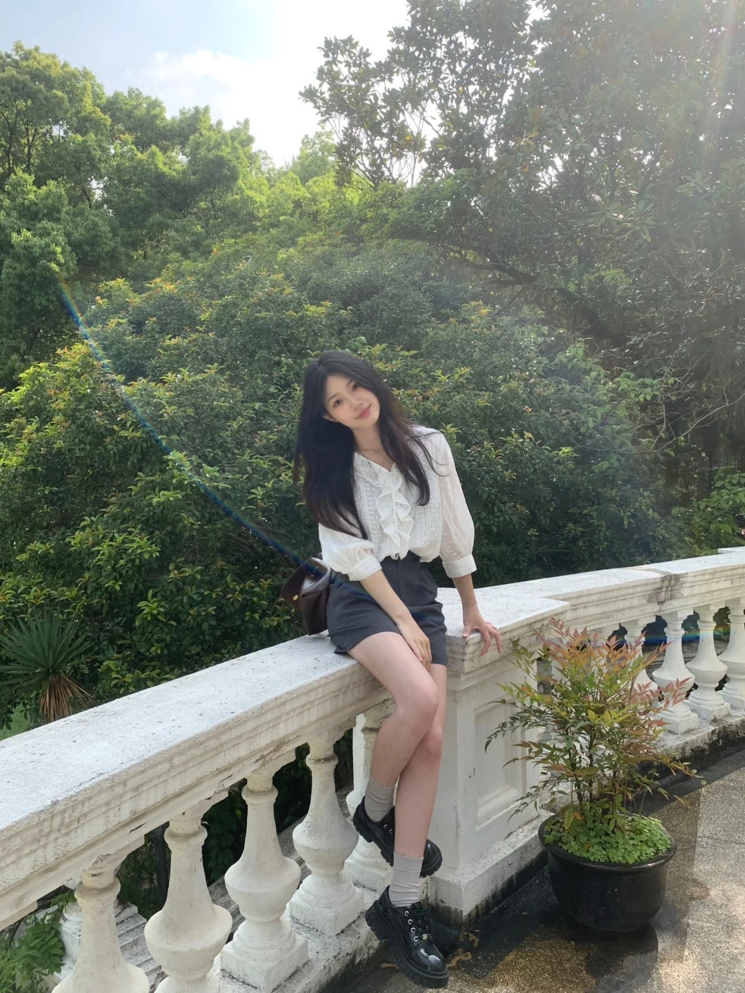 晴天来的刚刚好
好喜欢绿树成荫的感觉
出来走走特别舒服
边上的景物都好像开了柔焦