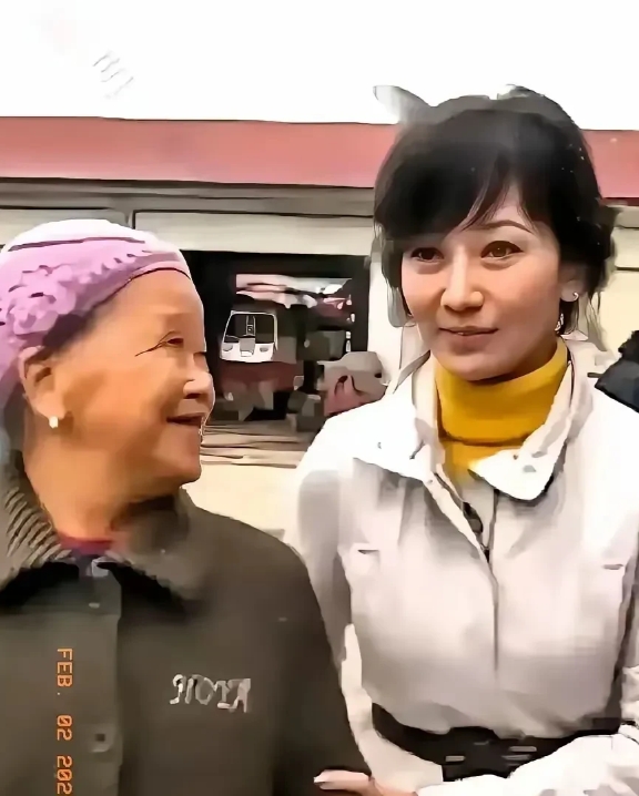 71岁的赵雅芝偶遇一妇人，礼貌地打招呼：“大娘，您好。”

大娘好奇地问：“姑娘