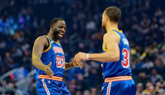 看了勇士队对阵国王队的首发阵容，4个没想到！

1、没想到，科尔又派上了3后卫的