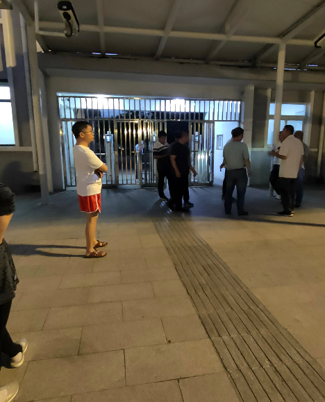 我刚进单位时，单位李姐就已经名声在外了，婆婆生病，她压根没管。

李姐其实为人挺