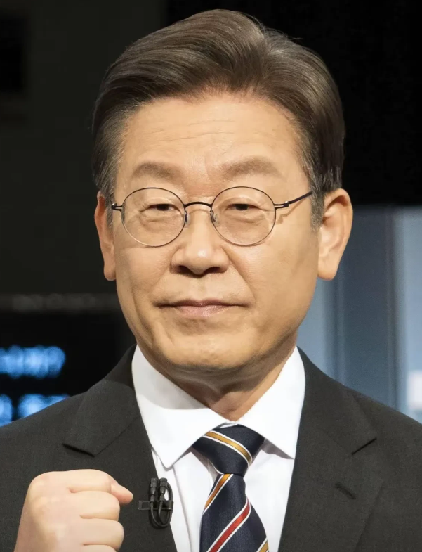 快讯！
韩国刚刚传来消息了！
韩国最大在野党共同民主党一名支持者向警方报了一个惊