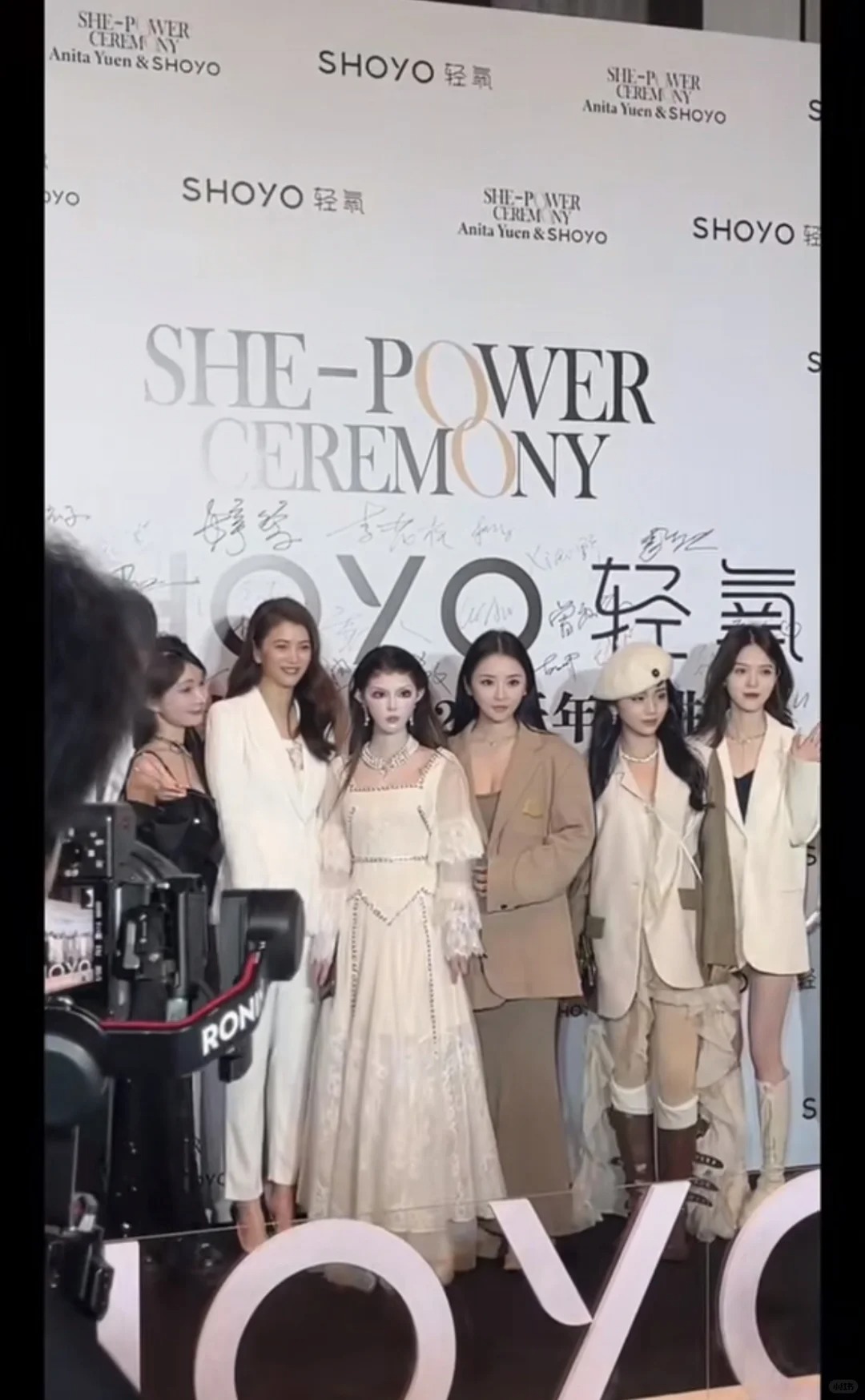 一对比，网红穿搭显得真土
之前看网图单看网红穿搭花里胡哨的确实感觉还行
一对比袁