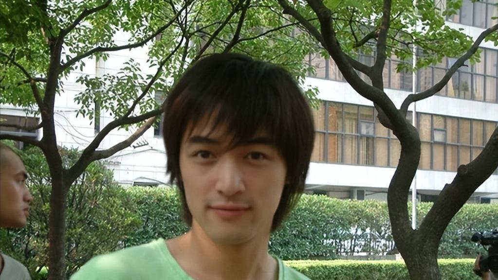 她是胡歌永远的痛，为救胡歌车祸离世，今30所学校以她的名字命名