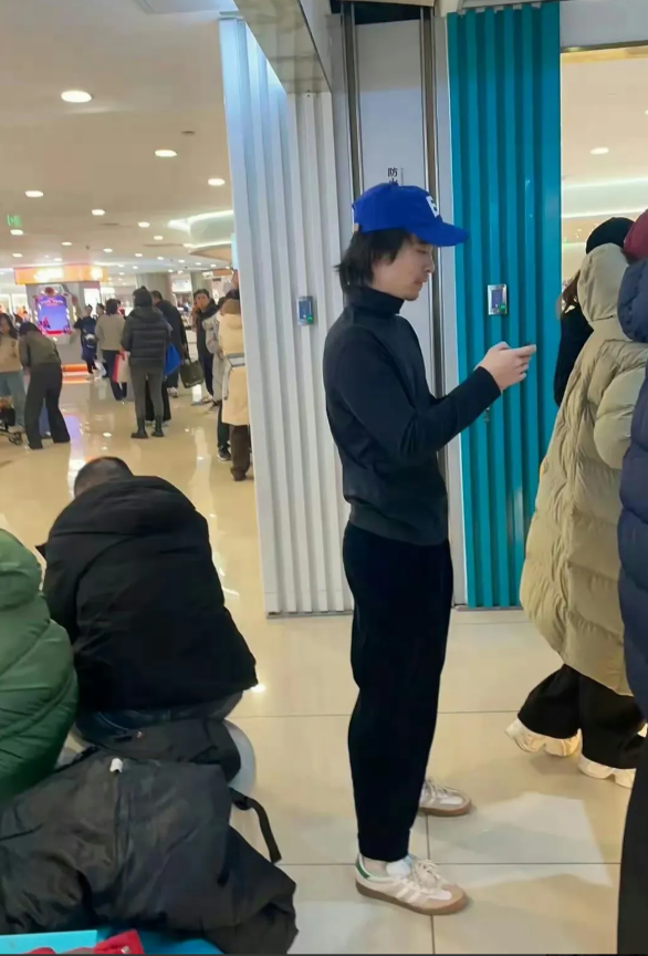 董子健一点也不像个明星，身材矮小长相一般，如果他妈不是知名经纪人王京花，孙怡肯定