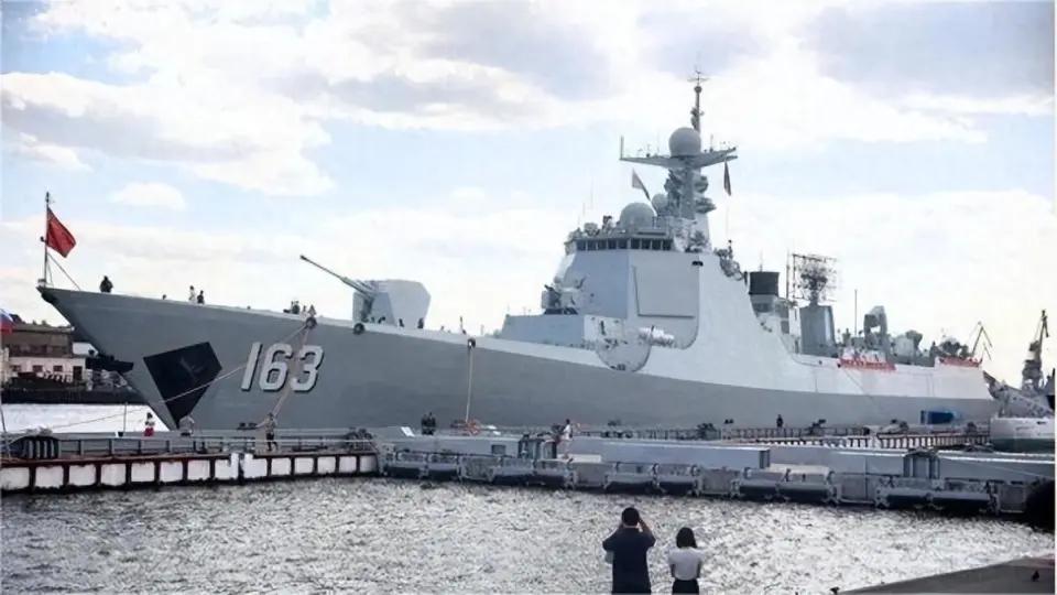 中国战舰除了参加阅兵式，还与俄海军在芬兰湾开展联合演练。一艘052D和一艘903