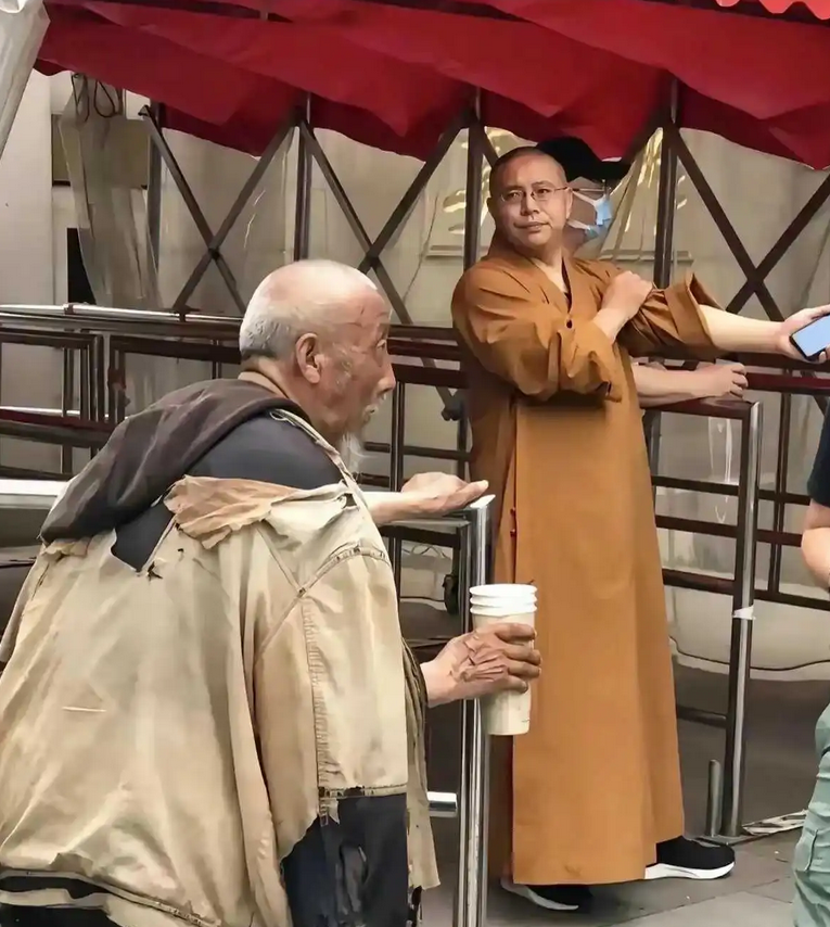  佛家不是让大家都要行善积德吗？为什么这位僧人见到乞讨的老人却无动于衷？
