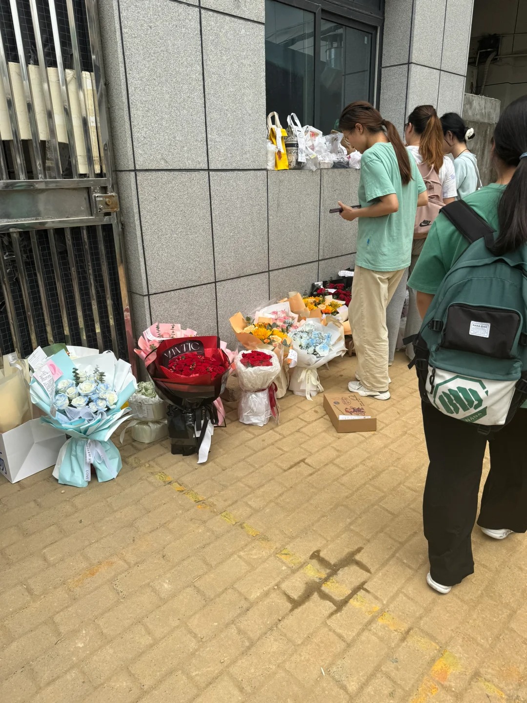谁的男朋友送的花最好看
快看我们学校门口的花束