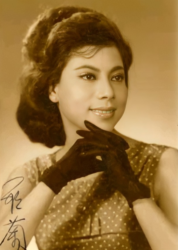 罗兰晚年总是演恐怖形象，实际上年轻时她是个妥妥的大美人，长得浓眉大眼，端庄大方。