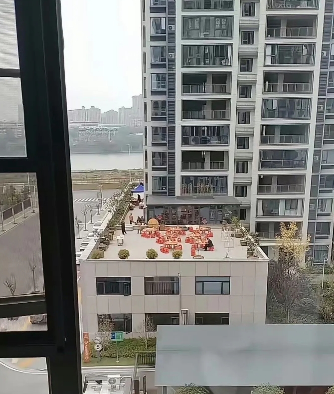 果然，我们恨的从来不是贪官，而是恨自己不是贪官。
一位业主拍摄了张照片，说自己附