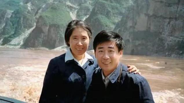 1979年，王光美出狱后，和儿子刘源游览长江三峡，一张罕见的留影
