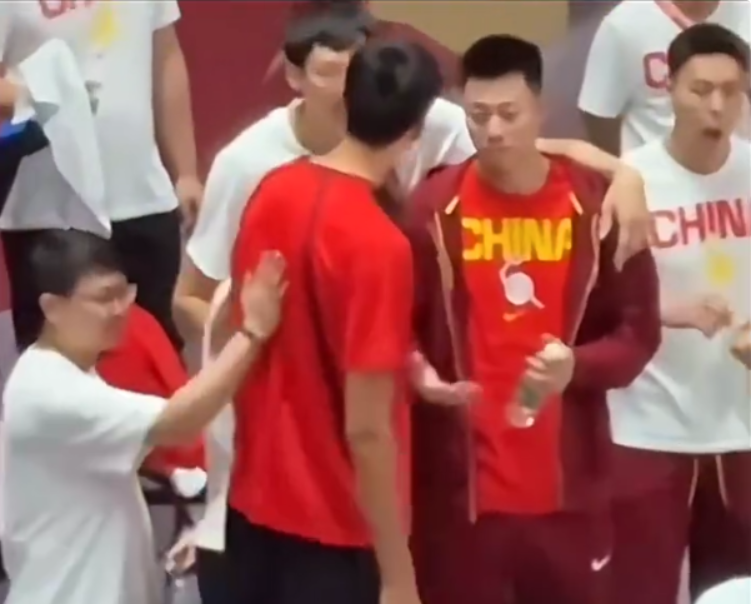 握手言和！张镇麟和徐昕在国家队里首次握手言和。


这才是中国男篮该有的良好氛围