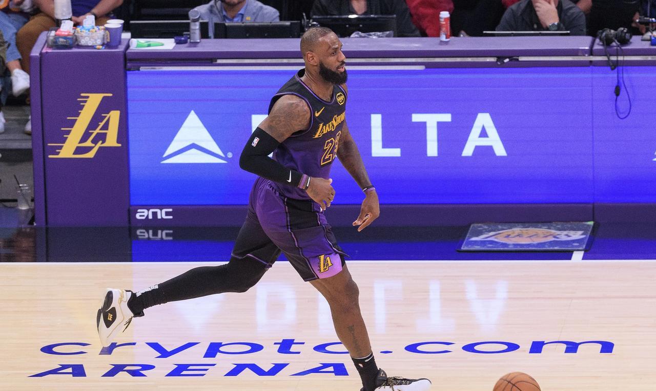 全明星投票，字母哥一骑绝尘，詹姆斯反超杜兰特！
NBA全明星投票第三个阶段结束，