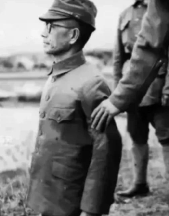 1947年，一个日军中将被执行枪决。然而，连中三枪他都没死。突然，监刑军官对开枪