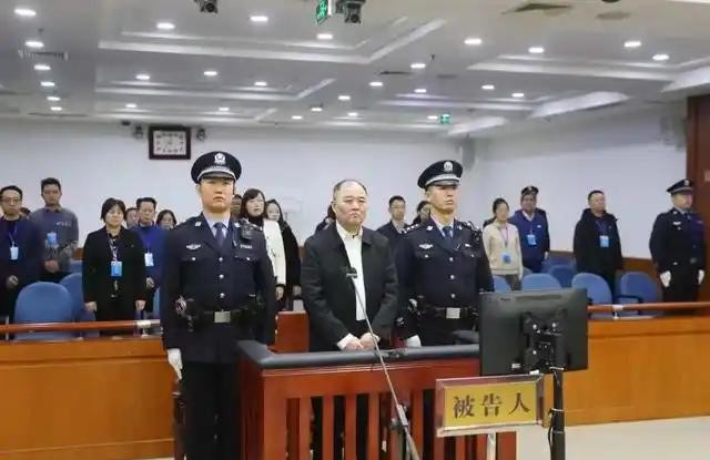 中信银行前行长孙德顺因贪污9.79亿元被判死缓，但在法庭上仍面带微笑，显得毫无悔