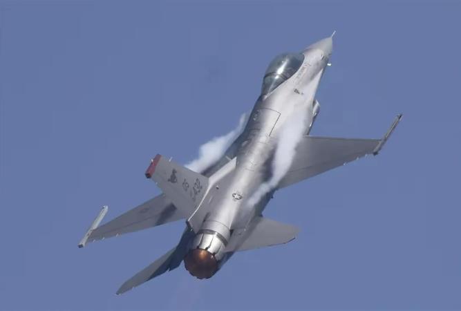 俄军击落乌F-16，俄富将兑现1500万卢布奖金。我发现3个很有意思的现象：
