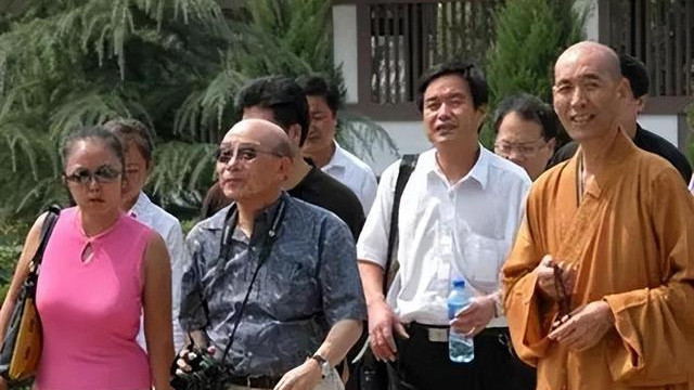 1994年张学良唯一活着的儿子回国，飞机上请人照顾，64岁不会汉语