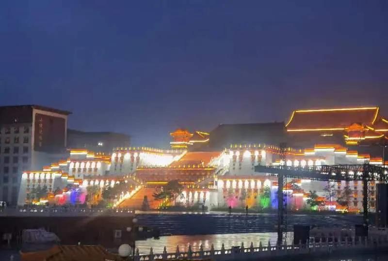 锦州九华山小布达拉宫夜景
位于辽宁省锦州凌海的小布达拉宫，上次来是白天，这次是夜
