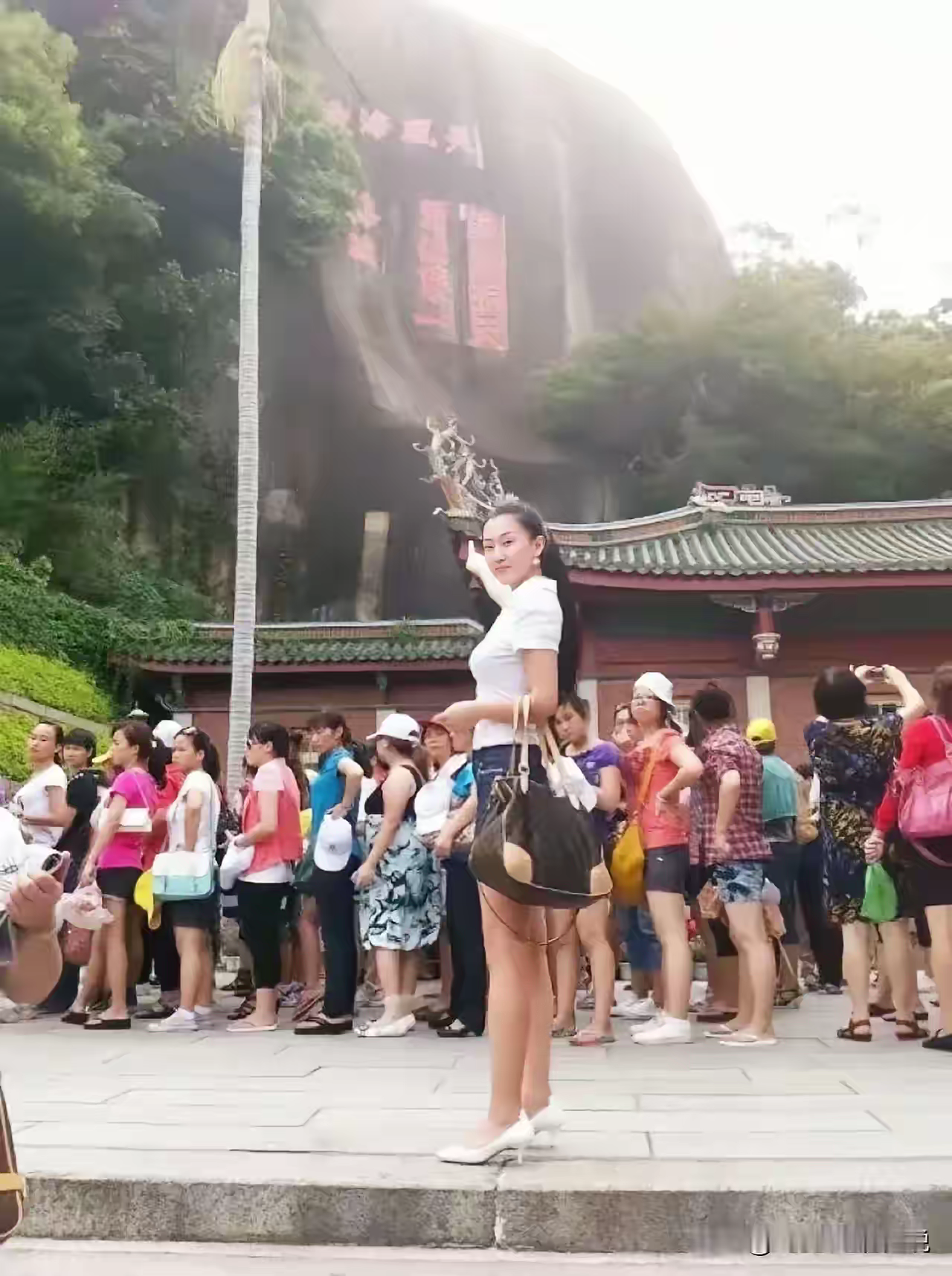 我是一名保姆，雇主每个月都给我7000元。每个周末他妻子出差时，他都会向我提出要