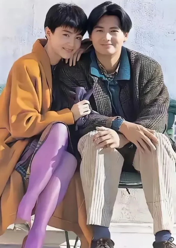 哇哦！这张 1986 年周润发和林青霞的合影绝了！发哥那潇洒帅气劲儿，林青霞又美